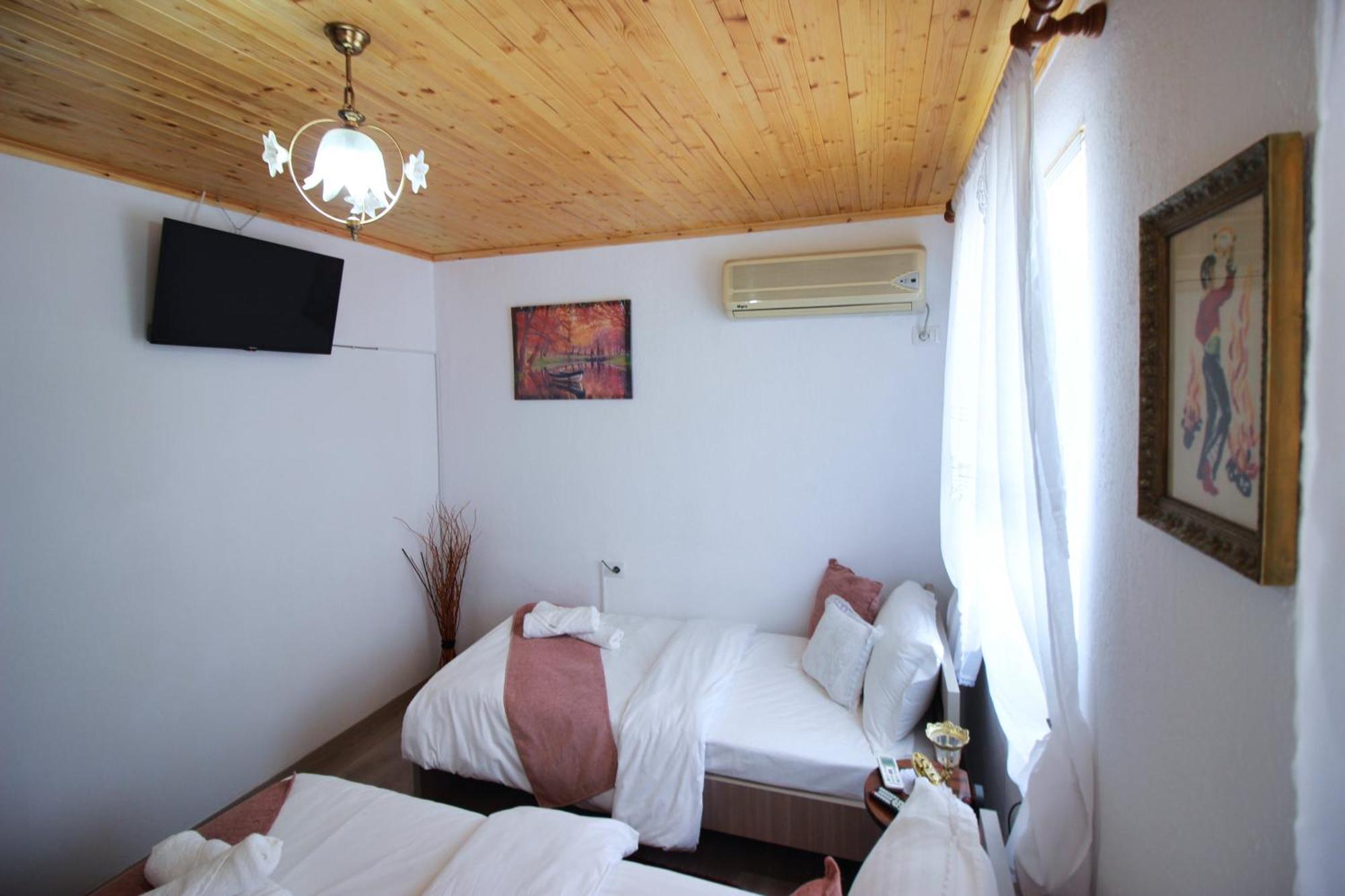 Guest House Denis Gjirokaster Exterior photo